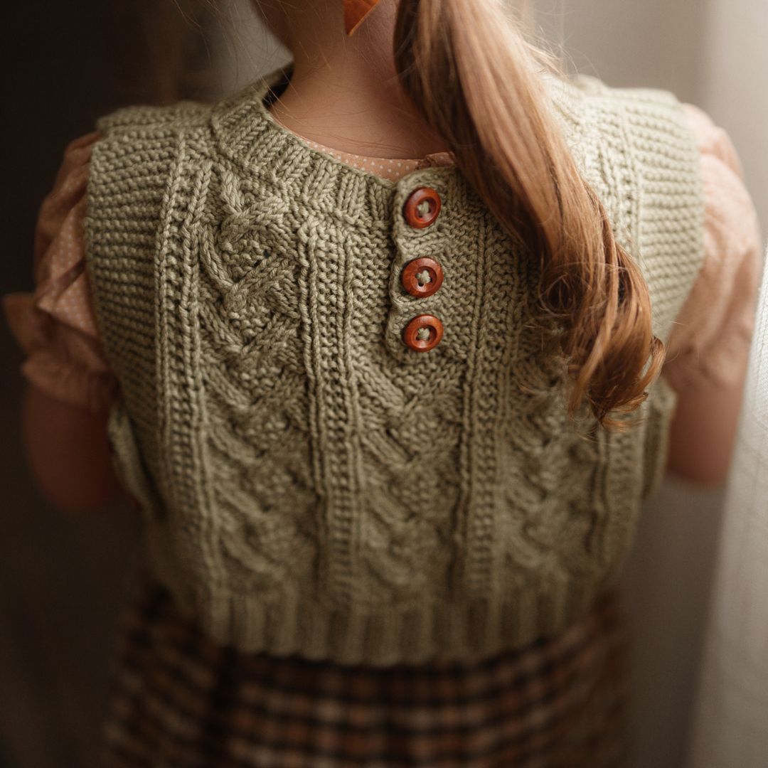 Aspen-Cropped-Vest-wooden-buttons